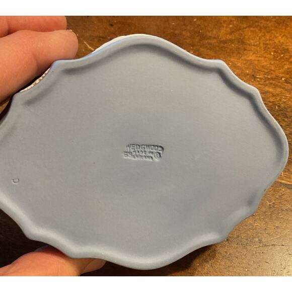 WEDGEWOOD BLUE JASPERWARE SCALLOPED OVAL LID TRINKET BOX /MARKED - Picture 10 of 11